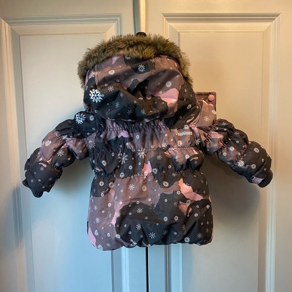 OshKosh size 12 month grey and pink two piece snow set - Picture 4 of 9